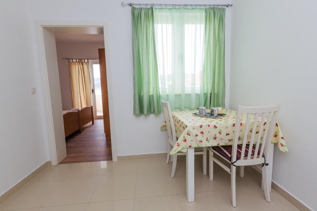 Apartments Rogulj Rogoznica  Rum bild