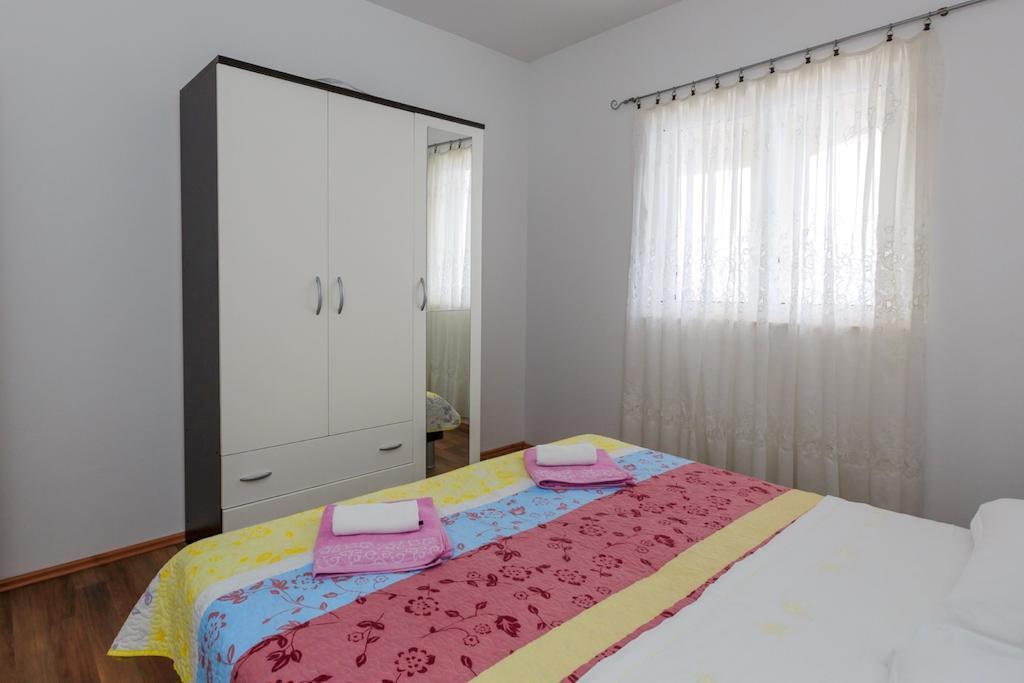Apartments Rogulj Rogoznica  Rum bild